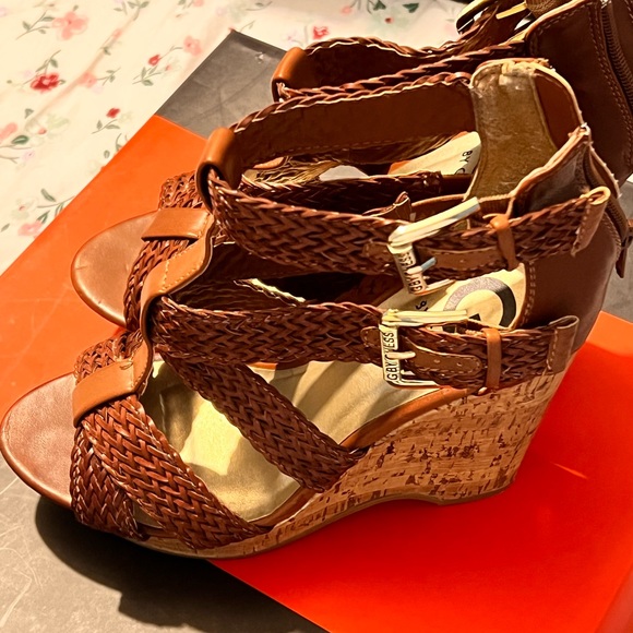 GUESS - Picture 5 of 7